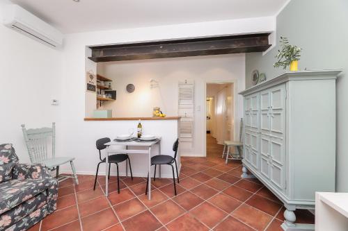uma cozinha e sala de estar com mesa e cadeiras em Apartment FERIA 1 em Opatija