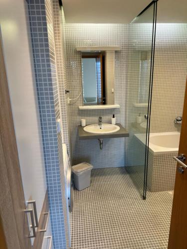 プラハにあるCozy apartmentのバスルーム(洗面台、トイレ、シャワー付)