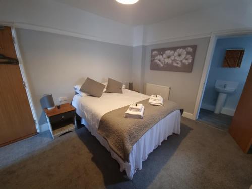 1 dormitorio con 1 cama con 2 toallas en The Bugle Inn, en Southampton