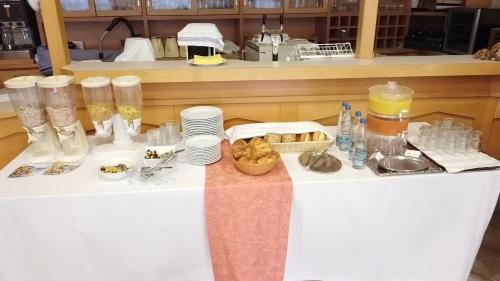 une table avec des assiettes et des bols de nourriture dans l'établissement Hotel Sorella, à Ittlingen