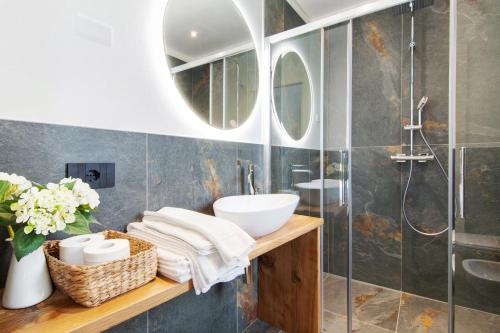 a bathroom with a sink and a shower at La Villa del lago in Colico