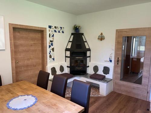 a dining room with a fireplace and a table with chairs at Ferienhaus Murtal in Weißkirchen in Steiermark