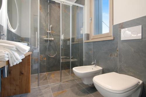 a bathroom with a toilet and a shower and a sink at La villa del lago in giardino in Colico