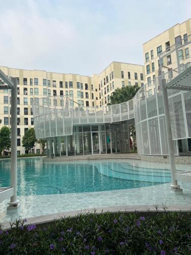 a large building with a swimming pool in front of it at unio72 in Ban Khlong Samrong