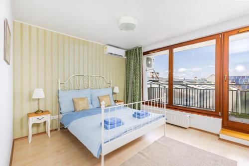 une chambre avec un lit et un balcon dans l'établissement Venus Apartments - Szimpla Kert Penthouse, à Budapest