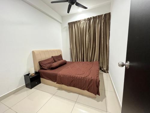 Un pat sau paturi într-o cameră la Putra Homestay, Presint 15, Near Alamanda Mall & Presint Diplomatik