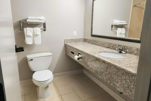 Un baño de Days Inn by Wyndham LaPlace- New Orleans