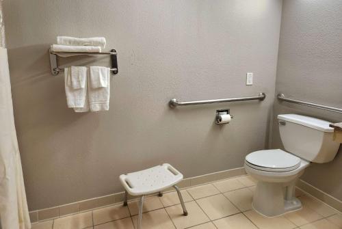 Un baño de Days Inn by Wyndham LaPlace- New Orleans