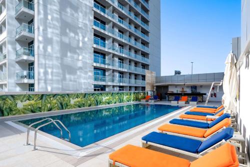 una imagen de una piscina en un hotel en Wyndham Dubai Marina en Dubái