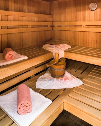 a sauna with two beds and towels in it at Bischoferhaus in Serfaus