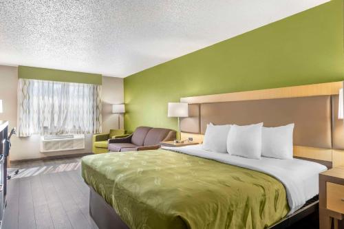 Llit o llits en una habitació de Quality Inn & Suites Delaware