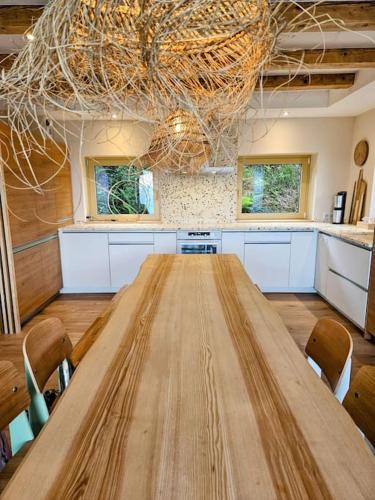 une grande cuisine avec une table et des chaises en bois dans l'établissement Refuge Mil100, à Metzeral