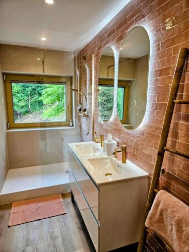 une salle de bain avec un lavabo, une douche et un miroir dans l'établissement Refuge Mil100, à Metzeral