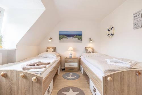 2 camas individuales en una habitación con mesa en fewo1846 - OstseeFlair komfortables Reihenhaus mit zwei Schlafzimmern, Garten und Terrasse, en Flensburg
