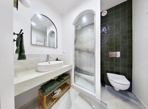 a white bathroom with a sink and a toilet at Apartament na Grochowej Centrum NOWOŚĆ in Białystok