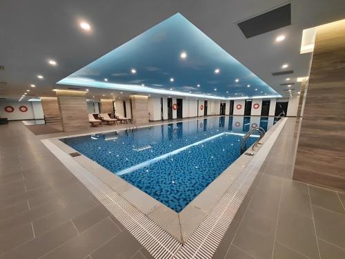 ein großer Pool in einem Gebäude in der Unterkunft NanaHousing-Vinhomes Skylake-Luxury Apartment near Keangnam in Hanoi