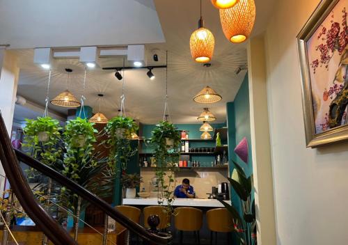 ホーチミン・シティにあるThe Alley Saigon Hotelのレストランのバーに座る者