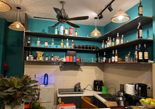 ホーチミン・シティにあるThe Alley Saigon Hotelの壁にボトルがたくさんあるバー