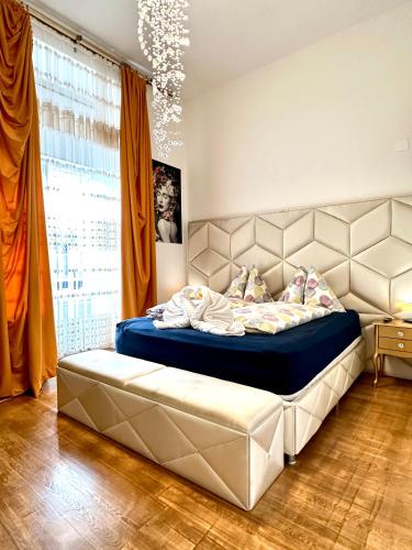 維也納的住宿－Sisi Apartment，一张位于带大窗户的房间内的床铺