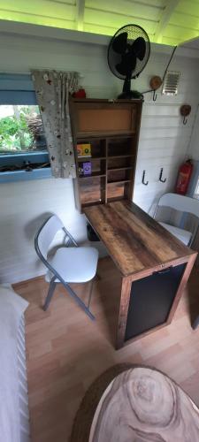 einen Schreibtisch und einen Stuhl in einem Zimmer in der Unterkunft Pipowagen 