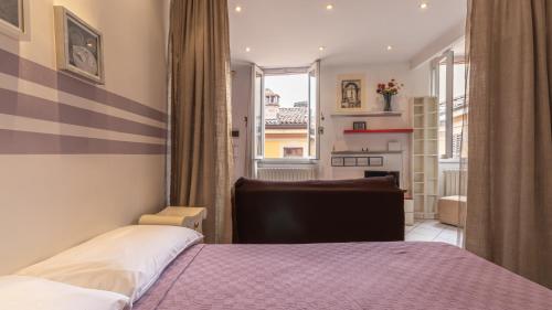 a bedroom with a bed and a window at MonoliVi 35 - Affitti Brevi Italia in Modena