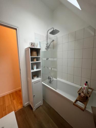 een badkamer met een wit bad en een douche bij La palmeraie - duplex 4 pers in Condé-sur-lʼEscaut