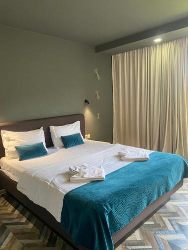 sypialnia z dużym łóżkiem z ręcznikami w obiekcie MiShelter w mieście Migowo