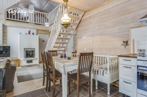 - une cuisine et une salle à manger avec une table et des chaises dans l'établissement Hallahaukka, à Ivalo
