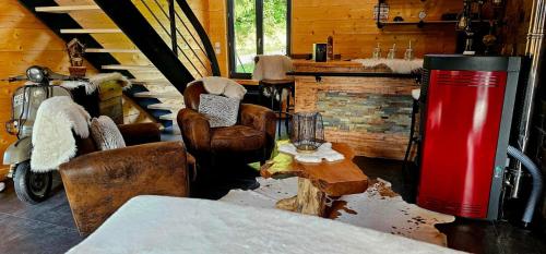 - un salon avec des chaises et un radiateur rouge dans l'établissement Chalet Le Havre DU SOTRÈ Sauna et SPA, à Gérardmer