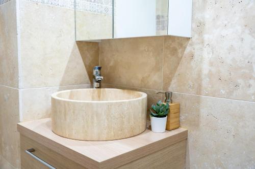 y baño con lavabo y espejo. en Captivating air-conditioned apartment by Paris, en Le Kremlin-Bicêtre
