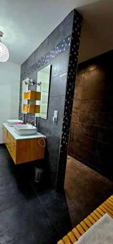 une salle de bain avec un lavabo et un miroir dans l'établissement Chalet Le Havre DU SOTRÈ Sauna et SPA, à Gérardmer