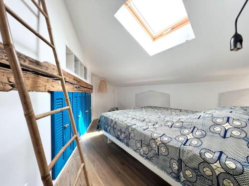 une chambre avec un lit superposé et une fenêtre dans l'établissement Unique appartement Vieux Port, à La Ciotat