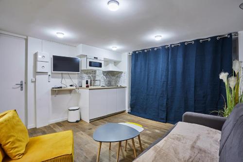 un petit salon avec un canapé et une cuisine dans l'établissement Rent a Room - 2P Passage du Caire, à Paris