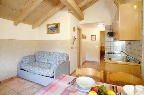 ein Wohnzimmer mit einem Sofa und einem Tisch in der Unterkunft Appartamenti Lorenza 3 Baite Giotto in Livigno