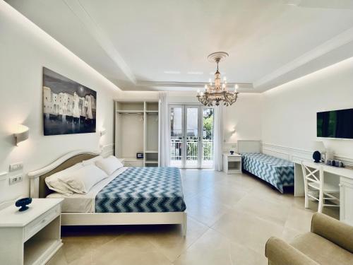 Postel nebo postele na pokoji v ubytování Palazzo Mauro Sorrento Luxury Rooms