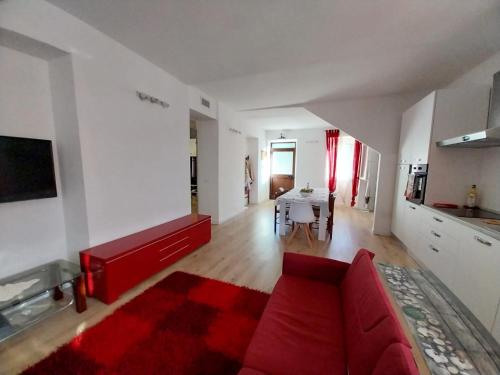 ein Wohnzimmer mit einem roten Sofa und einem Tisch in der Unterkunft La Casa sul lago in Fara San Martino