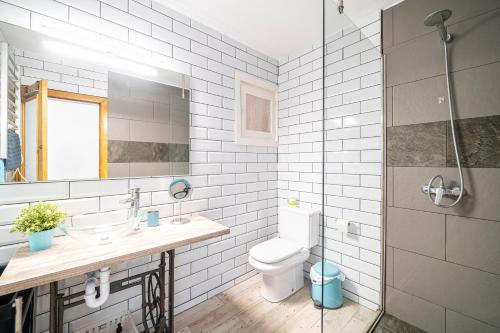 uma casa de banho com um WC, um lavatório e um chuveiro em Townhouse Forteza By homevillas360 em Colonia de Sant Pere