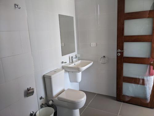 ein Bad mit einem WC und einem Waschbecken in der Unterkunft Sea View 2BR Villa with Free Beach & Pool in Soma Bay in Hurghada