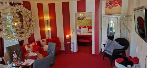 a living room with a red and white striped wall at Am alten Siel in Wilhelmshaven