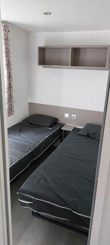 ラットにあるle lac des rêvesのベッド2台が備わる客室です。
