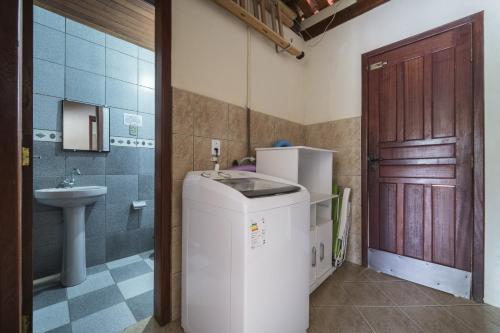 baño pequeño con nevera y fregadero en 2 quadras da Praia de Zimbros, 9 hóspedes RW2724, en Bombinhas