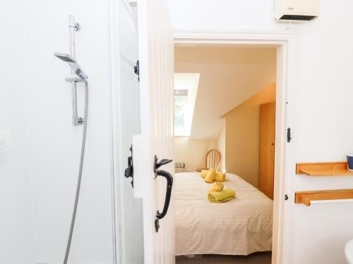 um quarto com uma cama com almofadas amarelas em Kingfishers Cottage 8 em Somerford Keynes