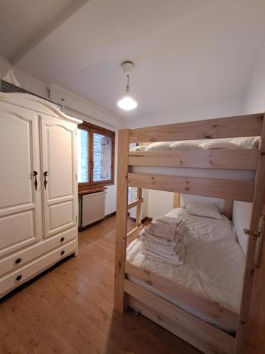 1 dormitorio con 2 literas en una habitación en Casa Bihotz - Bonito y céntrico apartamento con garaje en Sallent, en Sallent de Gállego
