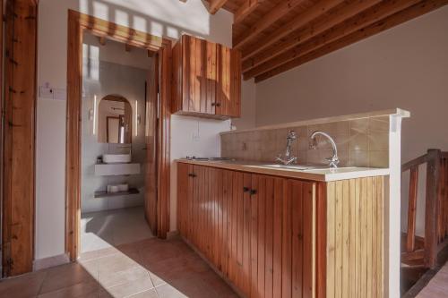 cocina con fregadero y encimera en Phaedrus Living: Amarakos Villa en Pafos