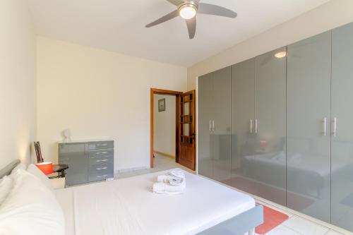 a bedroom with a bed and a glass shower at Well Located Townhouse & Courtyard Kalka - Happy Rentals in Kalkara