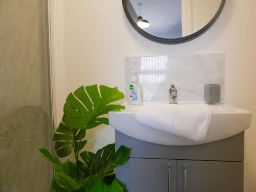 Ένα μπάνιο στο Rock Lane House by Serviced Living Liverpool