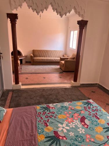 uma sala de estar com um sofá e um tapete em Villa De Plage em Riah