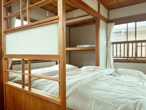Katil dua tingkat atau katil-katil dua tingkat dalam bilik di 江ノ電の線路沿いにある宿【film koshigoe】