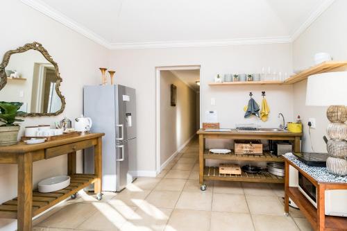 una cucina con frigorifero e tavolo di Jeppe house cottage a Pretoria
