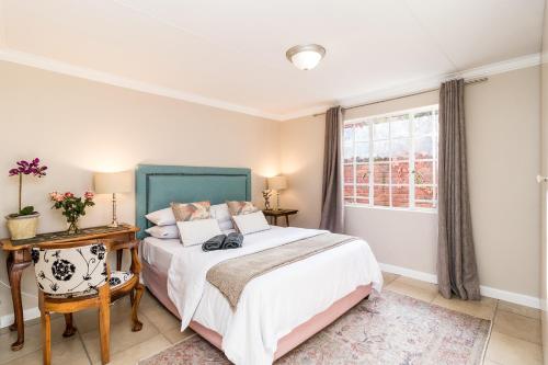 - une chambre avec un lit et une fenêtre dans l'établissement Jeppe house cottage, à Pretoria